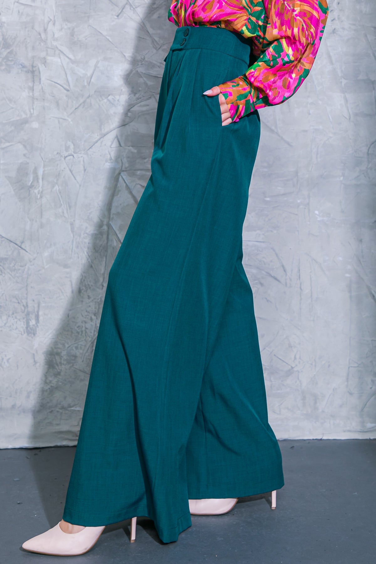 CALÇAS DE TECIDO COM SENSAÇÕES DELICADAS