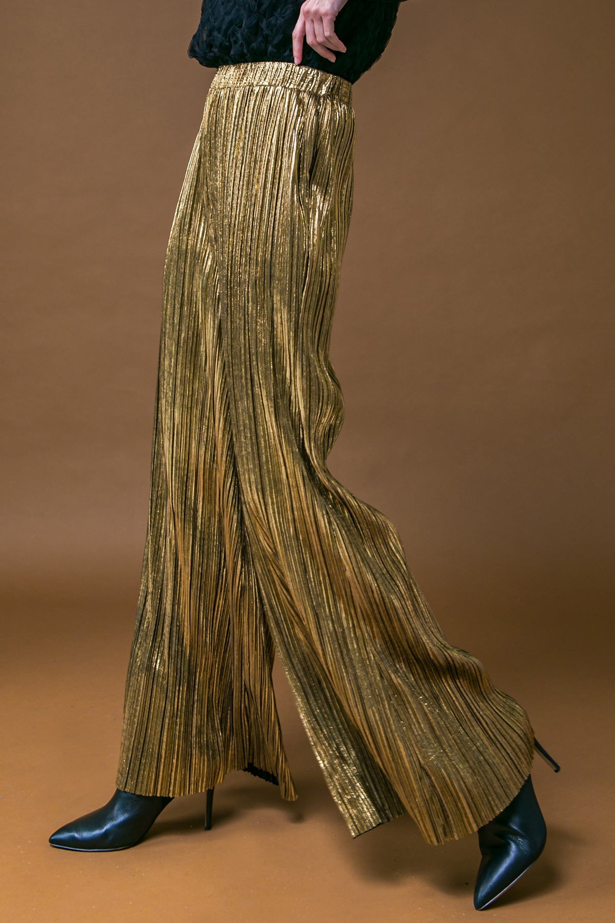 PANTALONES TEJIDOS CON BESO EN EL COLUMPIO DEL PORCHE