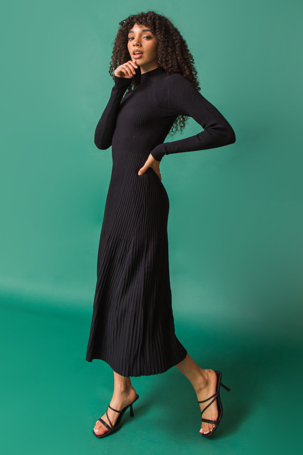 VESTIDO MIDI COM SUÉTER BEIJOS ROUBADOS